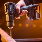 Kit XR 18V DeWalt x McLaren - Berbequim Percussão + Aparafusadora de Impacto DCK2222MP2T