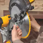 Serra de Esquadria Telescópica Dewalt 1675W