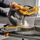 Serra de Esquadria Telescópica Dewalt 1675W