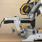 Serra de Esquadria Telescópica Dewalt 1675W